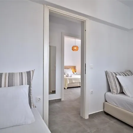 Nickevi Naousa (Paros)