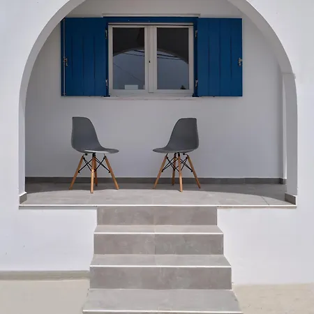 Nickevi Naousa (Paros)